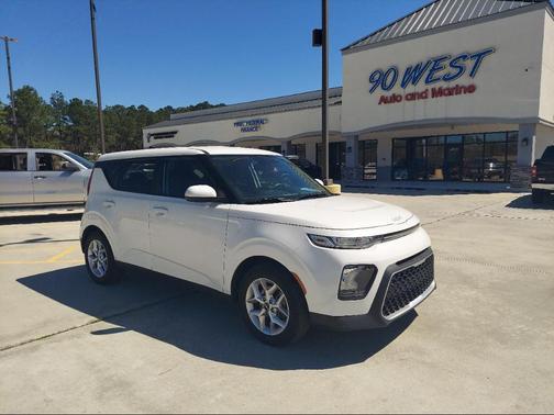 White 2022 Kia Soul LX