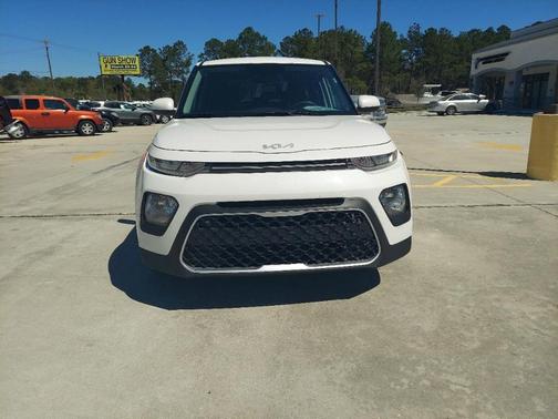 White 2022 Kia Soul LX