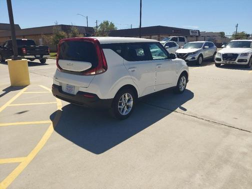 White 2022 Kia Soul LX