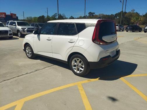 White 2022 Kia Soul LX