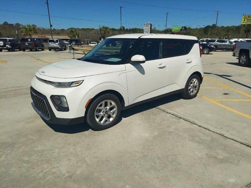 White 2022 Kia Soul LX