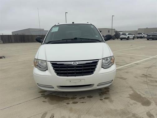 2005 Chrysler Town & Country Base