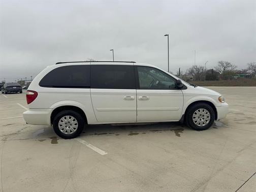 2005 Chrysler Town & Country Base