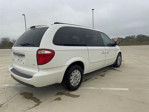 2005 Chrysler Town & Country Base