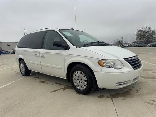 2005 Chrysler Town & Country Base