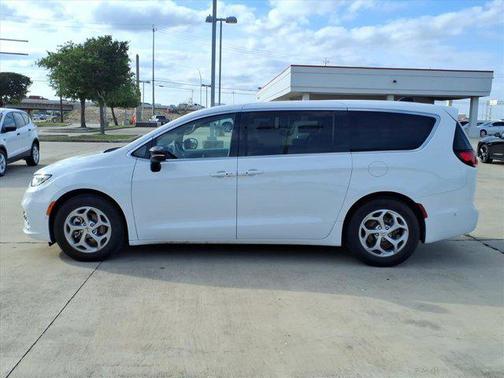 Bright White Clearcoat 2024 Chrysler Pacifica Limited