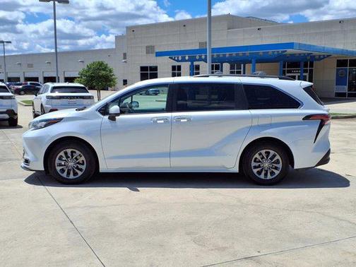 2022 Toyota Sienna XLE 8 Passenger