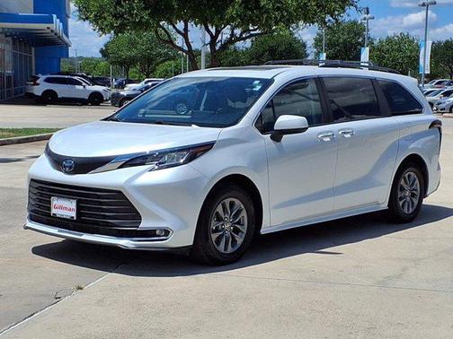 2022 Toyota Sienna XLE 8 Passenger