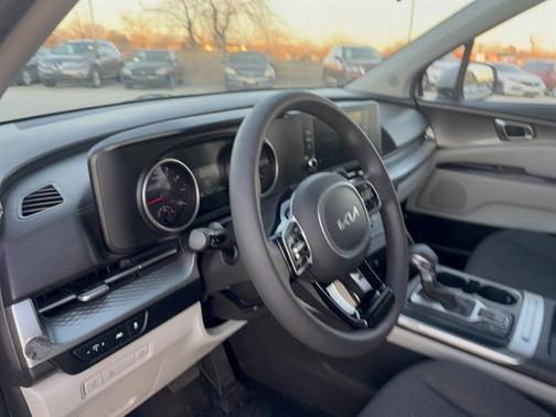 2023 Kia Carnival LX