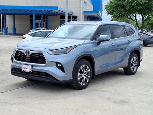 Moon Dust 2023 Toyota Highlander XLE