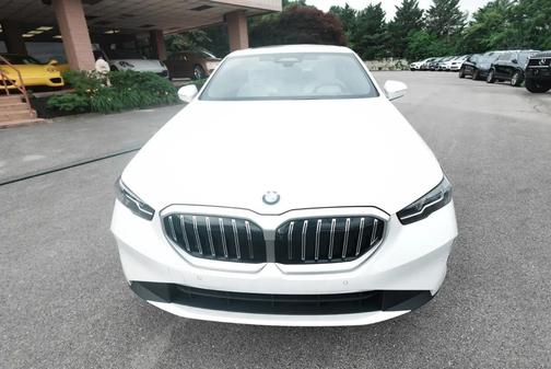 Mineral White Metallic 2025 BMW 530 xDrive