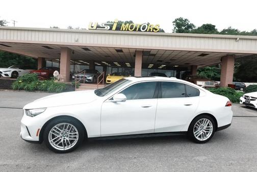 Mineral White Metallic 2025 BMW 530 xDrive