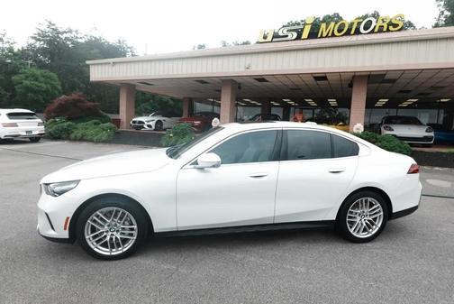 Mineral White Metallic 2025 BMW 530 xDrive
