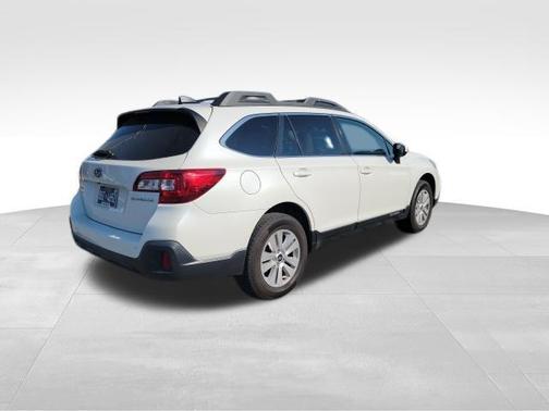 Crystal White Pearl 2018 Subaru Outback 2.5i Premium