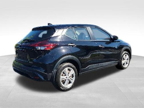 Super Black 2024 Nissan Kicks S
