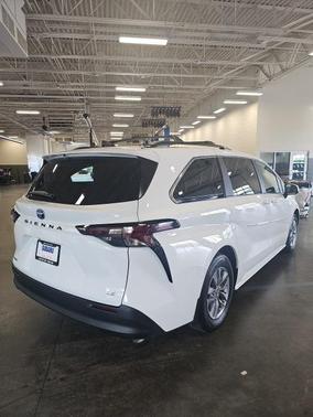2025 Toyota Sienna LE