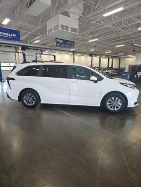 2025 Toyota Sienna LE