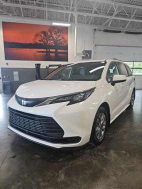 2025 Toyota Sienna LE