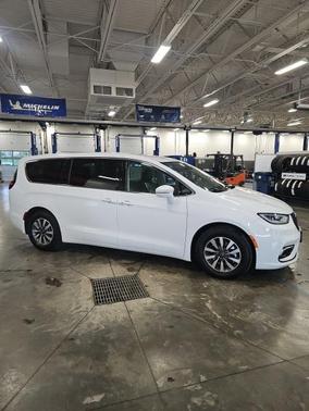 2022 Chrysler Pacifica Hybrid Touring L