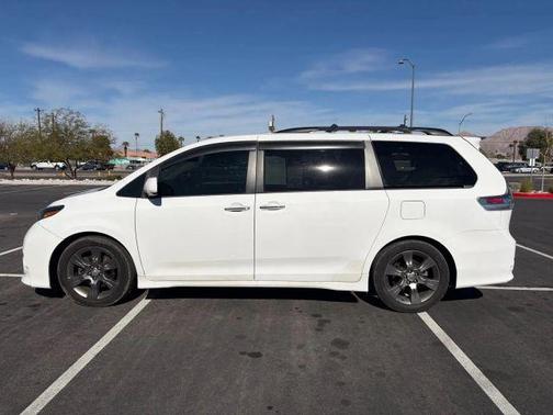 Super White 2016 Toyota Sienna SE