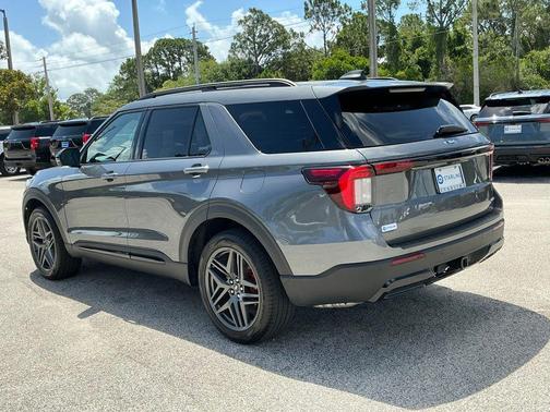 Gray Metallic 2025 Ford Explorer ST-Line