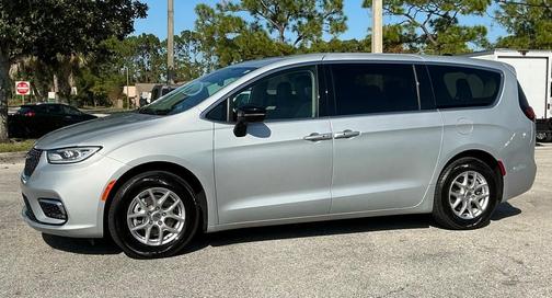 2024 Chrysler Pacifica Touring-L