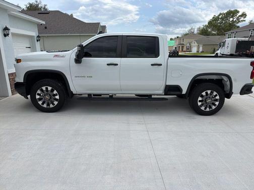 Summit White 2024 Chevrolet Silverado 2500 Custom