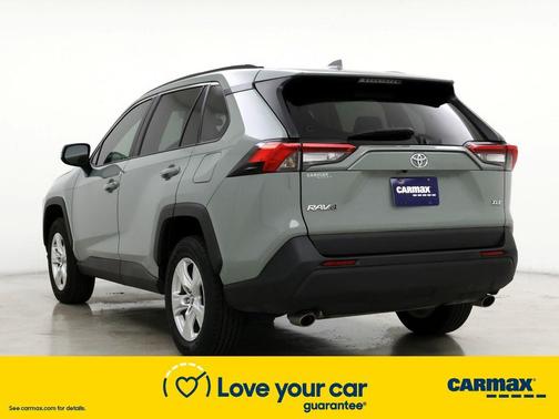 Photo 2 of 26 of 2021 Toyota RAV4 XLE