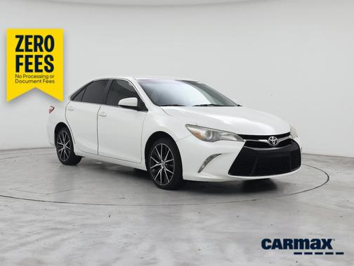 White 2017 Toyota Camry SE