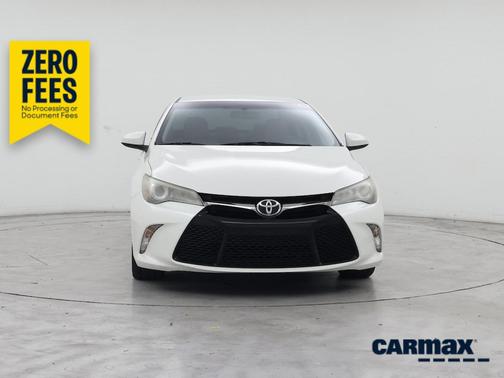 White 2017 Toyota Camry SE