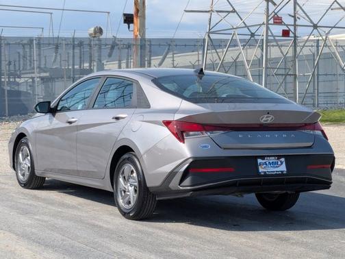 2025 Hyundai ELANTRA SE