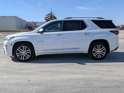 Iridescent Pearl Tricoat 2022 Chevrolet Traverse High Country