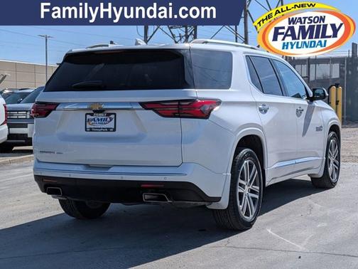 Iridescent Pearl Tricoat 2022 Chevrolet Traverse High Country