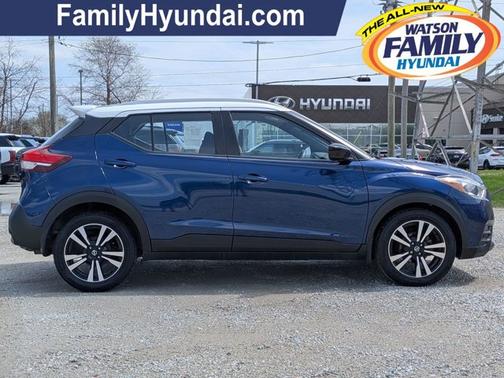 Deep Blue Pearl/Fresh Powder 2018 Nissan Kicks SV
