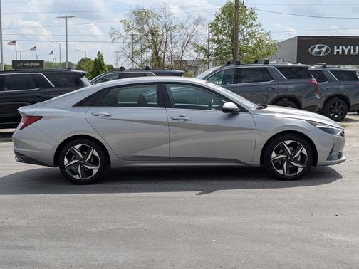 2022 Hyundai ELANTRA SEL