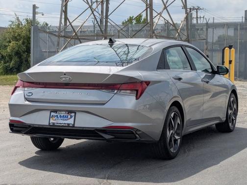 2022 Hyundai ELANTRA SEL