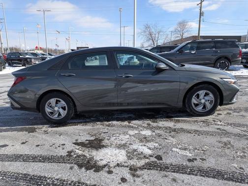 2025 Hyundai ELANTRA SE