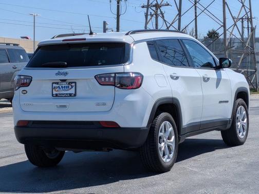 Bright White Clearcoat 2024 Jeep Compass Latitude