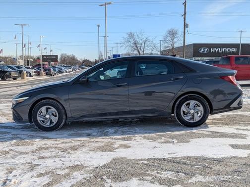 2025 Hyundai ELANTRA SE