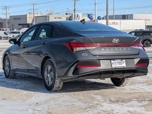 2025 Hyundai ELANTRA SE