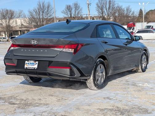 2025 Hyundai ELANTRA SE