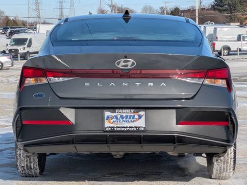 2025 Hyundai ELANTRA SE