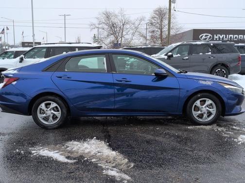 2022 Hyundai ELANTRA SE