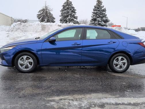 2022 Hyundai ELANTRA SE