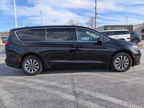 Diamond Black Crystal Pearlcoat 2024 Chrysler Pacifica Hybrid Select
