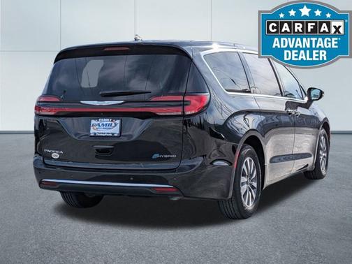2024 Chrysler Pacifica Hybrid Select