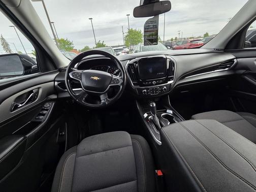 Graphite Metallic 2020 Chevrolet Traverse LT Cloth