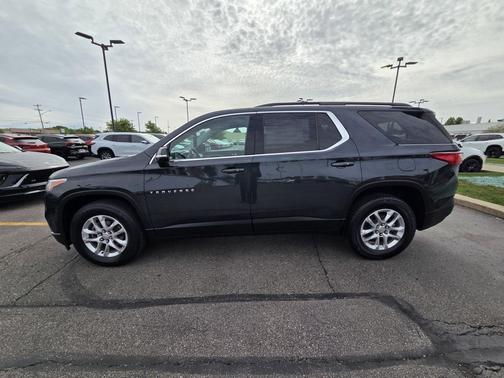 Graphite Metallic 2020 Chevrolet Traverse LT Cloth