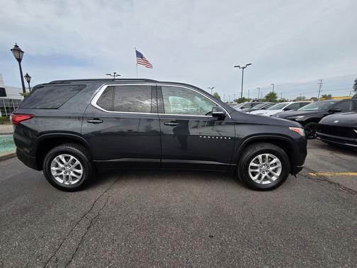 Graphite Metallic 2020 Chevrolet Traverse LT Cloth
