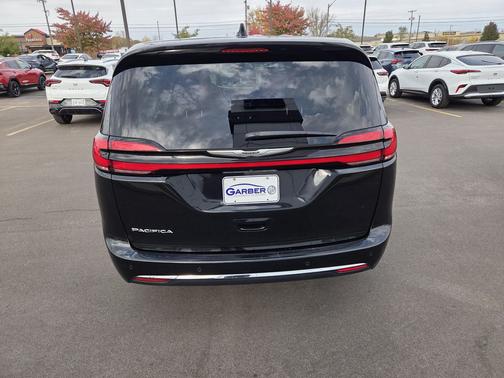 Brilliant Black Crystal Pearlcoat 2023 Chrysler Pacifica Touring L